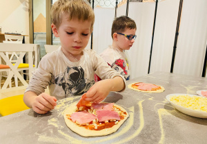 "Osiedlową" odwiedzamy i pyszna pizzę wyrabiamy - warsztaty w gr. XI