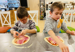 "Osiedlową" odwiedzamy i pyszna pizzę wyrabiamy - warsztaty w gr. XI