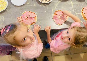 "Osiedlową" odwiedzamy i pyszna pizzę wyrabiamy - warsztaty w gr. XI