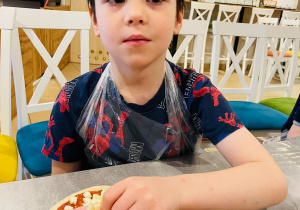 "Osiedlową" odwiedzamy i pyszna pizzę wyrabiamy - warsztaty w gr. XI