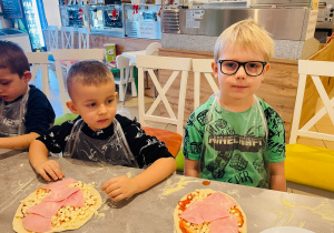 "Osiedlową" odwiedzamy i pyszna pizzę wyrabiamy - warsztaty w gr. XI