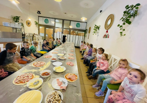"Osiedlową" odwiedzamy i pyszna pizzę wyrabiamy - warsztaty w gr. XI