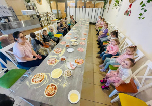 "Osiedlową" odwiedzamy i pyszna pizzę wyrabiamy - warsztaty w gr. XI