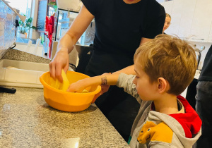 "Osiedlową" odwiedzamy i pyszna pizzę wyrabiamy - warsztaty w gr. XI