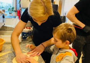 "Osiedlową" odwiedzamy i pyszna pizzę wyrabiamy - warsztaty w gr. XI