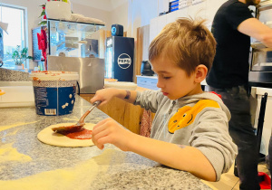 "Osiedlową" odwiedzamy i pyszna pizzę wyrabiamy - warsztaty w gr. XI