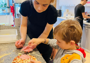 "Osiedlową" odwiedzamy i pyszna pizzę wyrabiamy - warsztaty w gr. XI