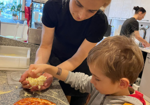 "Osiedlową" odwiedzamy i pyszna pizzę wyrabiamy - warsztaty w gr. XI