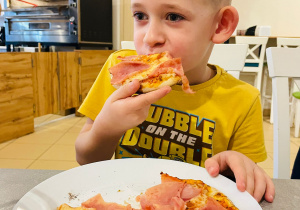 "Osiedlową" odwiedzamy i pyszna pizzę wyrabiamy - warsztaty w gr. XI