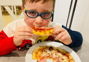 "Osiedlową" odwiedzamy i pyszna pizzę wyrabiamy - warsztaty w gr. XI