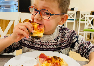 "Osiedlową" odwiedzamy i pyszna pizzę wyrabiamy - warsztaty w gr. XI