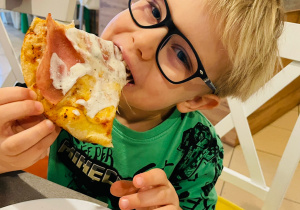 "Osiedlową" odwiedzamy i pyszna pizzę wyrabiamy - warsztaty w gr. XI