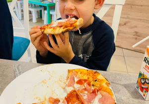 "Osiedlową" odwiedzamy i pyszna pizzę wyrabiamy - warsztaty w gr. XI