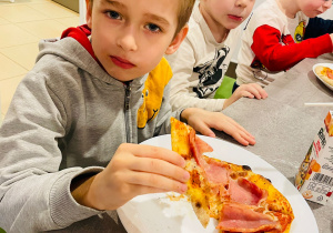 "Osiedlową" odwiedzamy i pyszna pizzę wyrabiamy - warsztaty w gr. XI