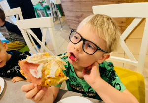 "Osiedlową" odwiedzamy i pyszna pizzę wyrabiamy - warsztaty w gr. XI