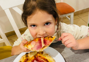 "Osiedlową" odwiedzamy i pyszna pizzę wyrabiamy - warsztaty w gr. XI