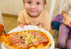 "Osiedlową" odwiedzamy i pyszna pizzę wyrabiamy - warsztaty w gr. XI