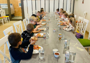 "Osiedlową" odwiedzamy i pyszna pizzę wyrabiamy - warsztaty w gr. XI