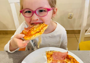 "Osiedlową" odwiedzamy i pyszna pizzę wyrabiamy - warsztaty w gr. XI