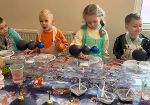 Mikołajkowy wyjazd do Fabryki Bombek w grupie VI