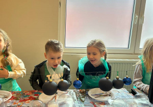 Mikołajkowy wyjazd do Fabryki Bombek w grupie VI