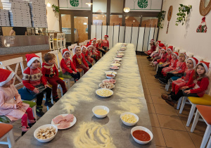 Mikołajkowe warsztaty robienia pizzy w grupie II i spotkanie ze Świętym Mikołajem
