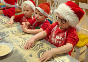 Mikołajkowe warsztaty robienia pizzy w grupie II i spotkanie ze Świętym Mikołajem