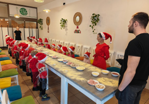 Mikołajkowe warsztaty robienia pizzy w grupie II i spotkanie ze Świętym Mikołajem