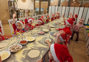 Mikołajkowe warsztaty robienia pizzy w grupie II i spotkanie ze Świętym Mikołajem