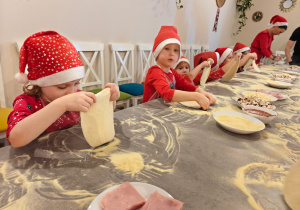 Mikołajkowe warsztaty robienia pizzy w grupie II i spotkanie ze Świętym Mikołajem