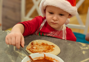 Mikołajkowe warsztaty robienia pizzy w grupie II i spotkanie ze Świętym Mikołajem