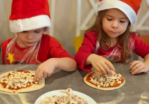 Mikołajkowe warsztaty robienia pizzy w grupie II i spotkanie ze Świętym Mikołajem