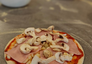 Mikołajkowe warsztaty robienia pizzy w grupie II i spotkanie ze Świętym Mikołajem