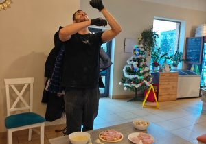 Mikołajkowe warsztaty robienia pizzy w grupie II i spotkanie ze Świętym Mikołajem