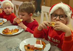 Mikołajkowe warsztaty robienia pizzy w grupie II i spotkanie ze Świętym Mikołajem