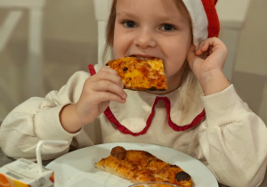 Mikołajkowe warsztaty robienia pizzy w grupie II i spotkanie ze Świętym Mikołajem