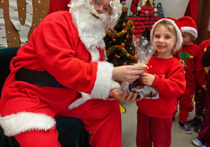 Mikołajkowe warsztaty robienia pizzy w grupie II i spotkanie ze Świętym Mikołajem