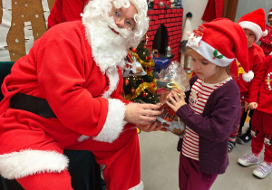 Mikołajkowe warsztaty robienia pizzy w grupie II i spotkanie ze Świętym Mikołajem