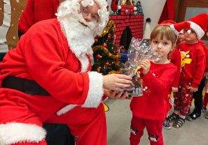 Mikołajkowe warsztaty robienia pizzy w grupie II i spotkanie ze Świętym Mikołajem