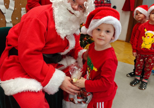 Mikołajkowe warsztaty robienia pizzy w grupie II i spotkanie ze Świętym Mikołajem