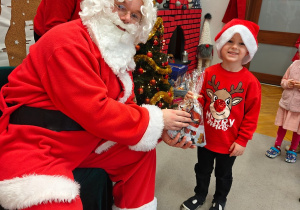 Mikołajkowe warsztaty robienia pizzy w grupie II i spotkanie ze Świętym Mikołajem