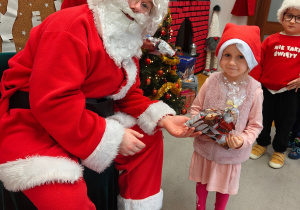 Mikołajkowe warsztaty robienia pizzy w grupie II i spotkanie ze Świętym Mikołajem