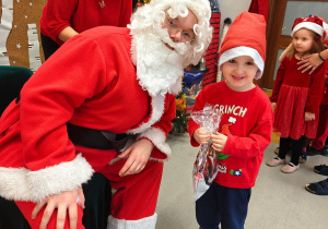 Mikołajkowe warsztaty robienia pizzy w grupie II i spotkanie ze Świętym Mikołajem