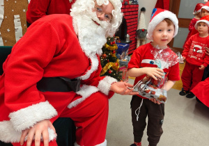 Mikołajkowe warsztaty robienia pizzy w grupie II i spotkanie ze Świętym Mikołajem