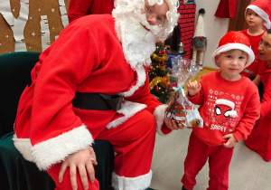 Mikołajkowe warsztaty robienia pizzy w grupie II i spotkanie ze Świętym Mikołajem