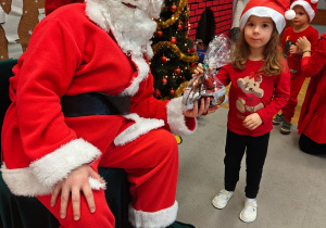 Mikołajkowe warsztaty robienia pizzy w grupie II i spotkanie ze Świętym Mikołajem