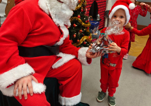 Mikołajkowe warsztaty robienia pizzy w grupie II i spotkanie ze Świętym Mikołajem