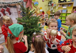 Magia Świąt zaczyna się tam, gdzie tworzy się coś razem … Mikołajki i rodzinne warsztaty dekorowania pierników w grupie X