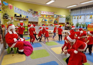 Magia Świąt zaczyna się tam, gdzie tworzy się coś razem … Mikołajki i rodzinne warsztaty dekorowania pierników w grupie X
