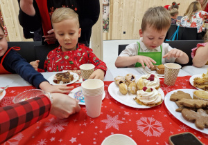Magia Świąt zaczyna się tam, gdzie tworzy się coś razem … Mikołajki i rodzinne warsztaty dekorowania pierników w grupie X